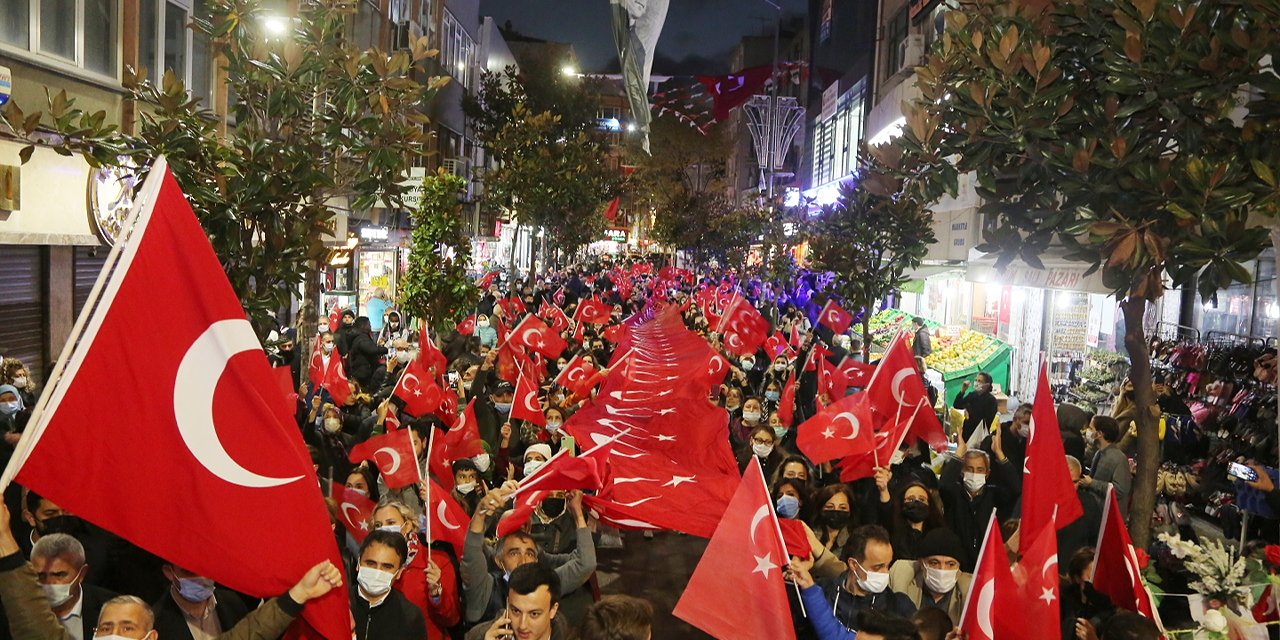 KÜÇÜKÇEKMECE’DE 29 EKİM CUMHURİYET BAYRAMI, ÖZGÜRLÜK YÜRÜYÜŞÜ VE ŞEVVAL SAM KONSERİYLE KUTLANDI