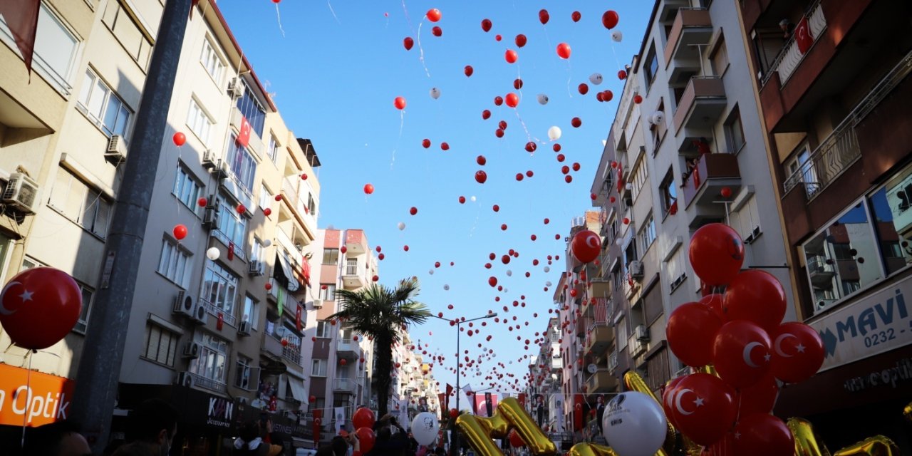 ÖDEMİŞ’TE GÖKYÜZÜNE BİNLERCE BALON BIRAKILDI, KOLPA KONSERİYLE CUMHURİYET COŞKUSU DORUĞA ÇIKTI