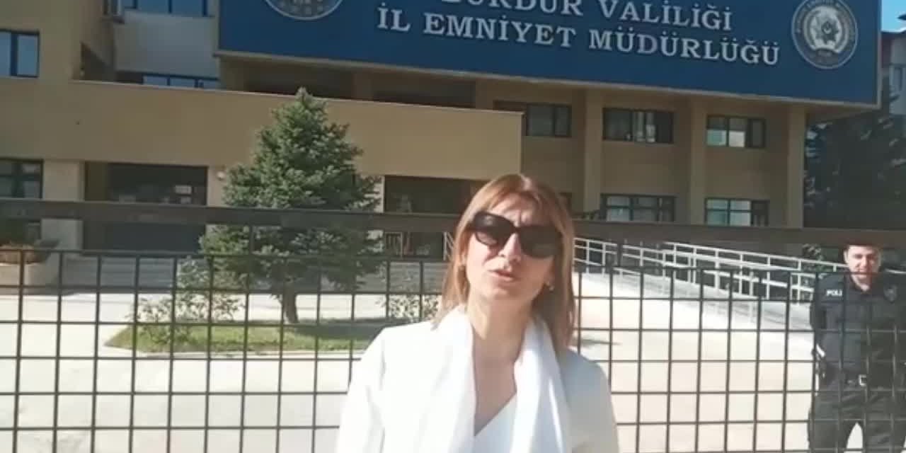 TEHDİT VE ŞİDDETE MARUZ BIRAKILAN KADIN, BİR POLİSİN MESAJI ÜZERİNE HAYATA TUTUNDU: “YALNIZ OLMADIĞIMI BİLİYORUM”