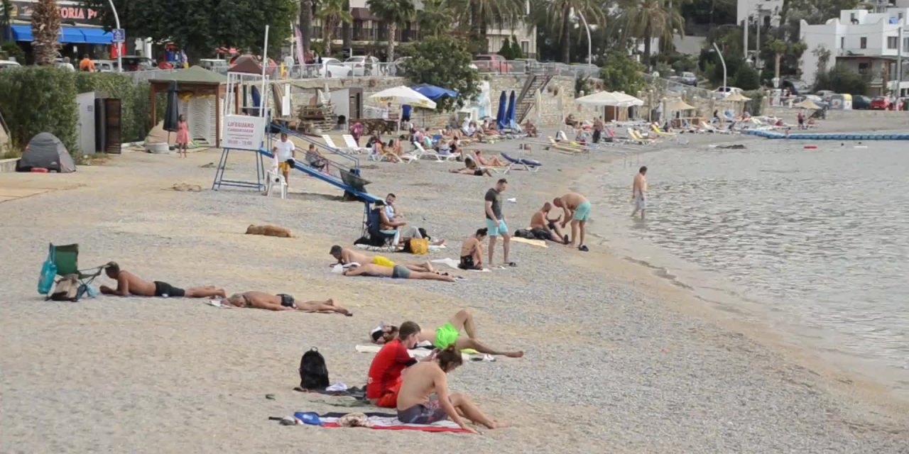 METEOROLOJİ 52 İL İÇİN SAĞANAK UYARISI YAPTI, BODRUM’DA TURİSTLER DENİZE GİRDİ
