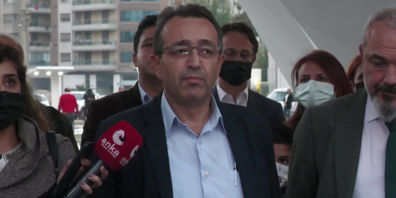 DEPREM ANITI ÖNÜNDE MUM YAKIP HAYATINI KAYBEDEN 117 YURTTAŞI ANDILAR