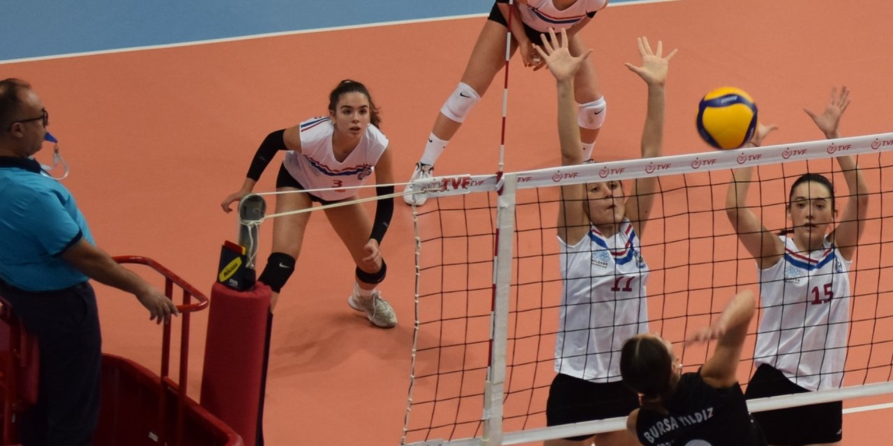 NİLÜFER BELEDİYESPOR VOLEYBOL TAKIMI 3 PUANIN SAHİBİ OLDU