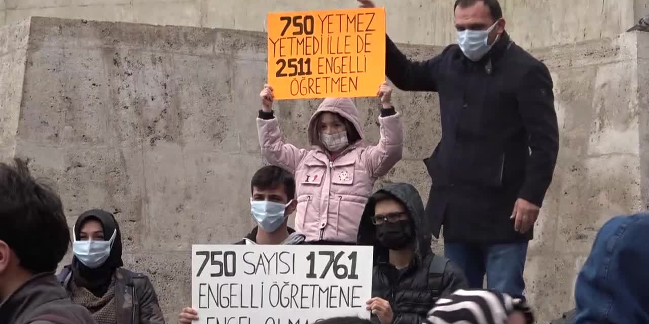 ENGELLİ ÖĞRETMEN ADAYLARI '2 BİN 511 ATAMA' TALEBİYLE EYLEM YAPTI