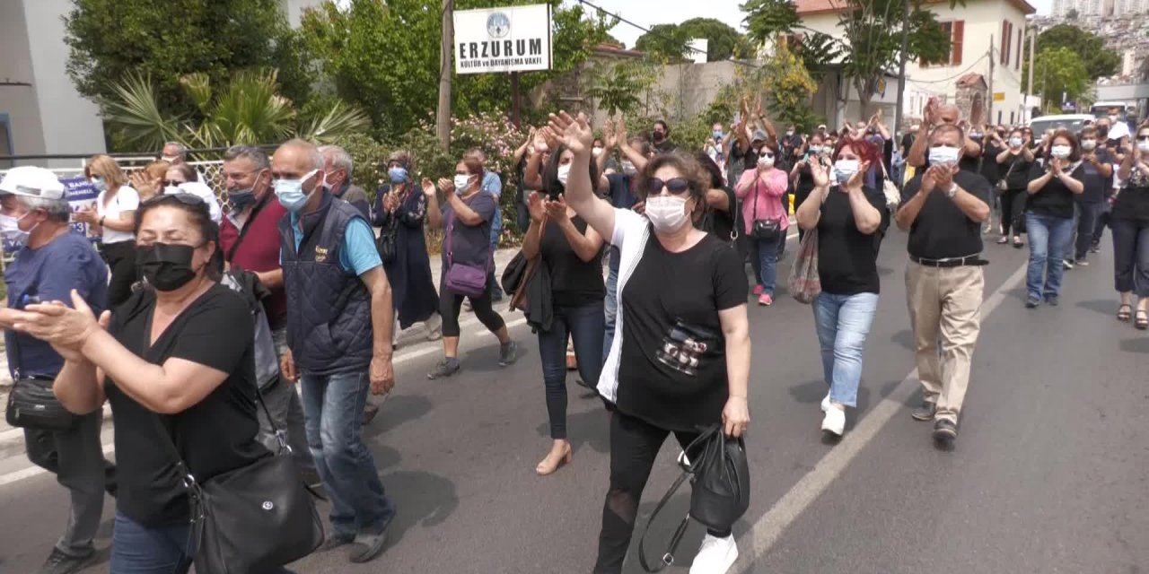 İZMİR'DE DEPREMZEDE İSYANI: YOLU KAPATIP ÇEVRE MÜDÜRLÜĞÜ'NE YÜRÜDÜLER