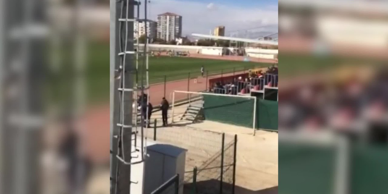 FUTBOL MÜSABAKASINDA TRİBÜNDE SOSYAL MESAFE UNUTULDU
