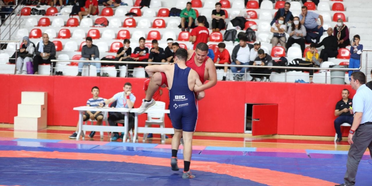 BAYRAKLI'NIN ÇOCUKLARI GÜREŞ MÜSABAKALARINA DAMGA VURDU