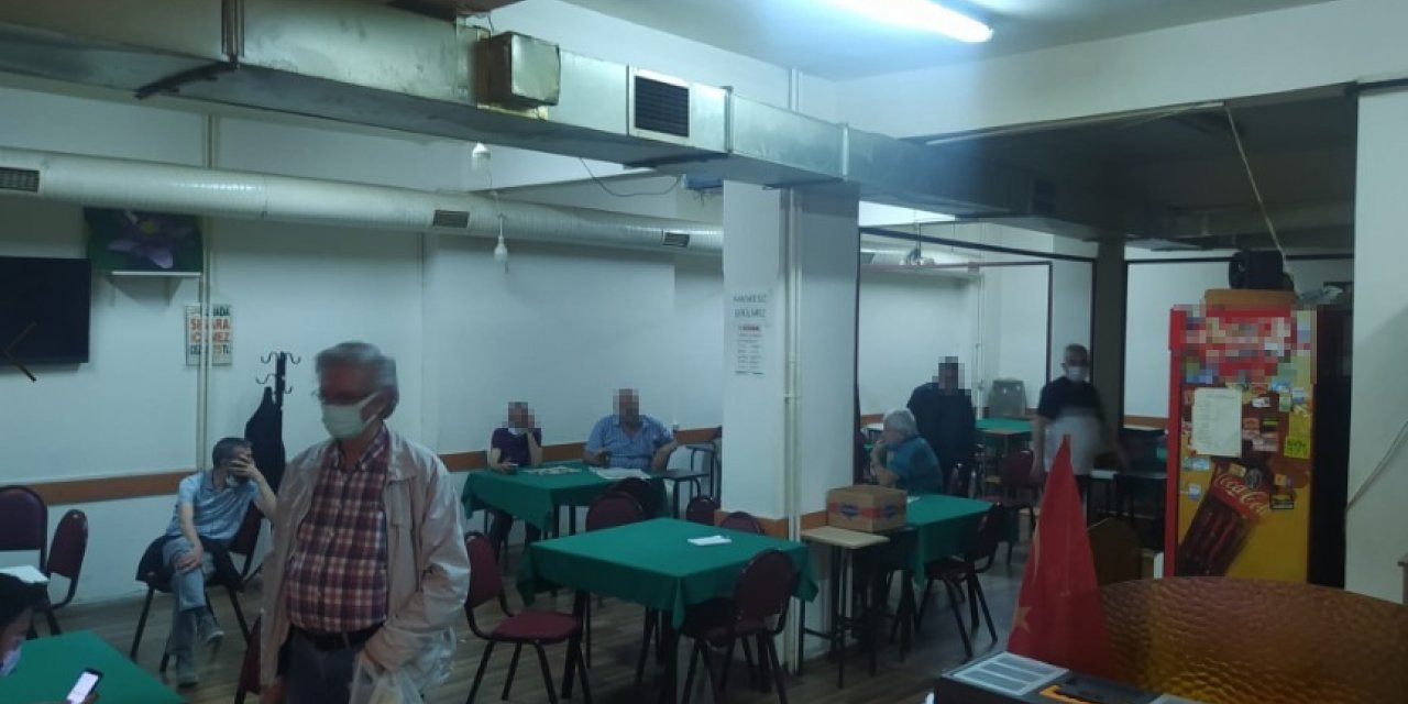 ŞİŞLİ'DE, YASAĞA RAĞMEN AÇILAN BİR KIRAATHANEDEKİ 13 KİŞİYE 45 BİN 97 LİRA CEZA