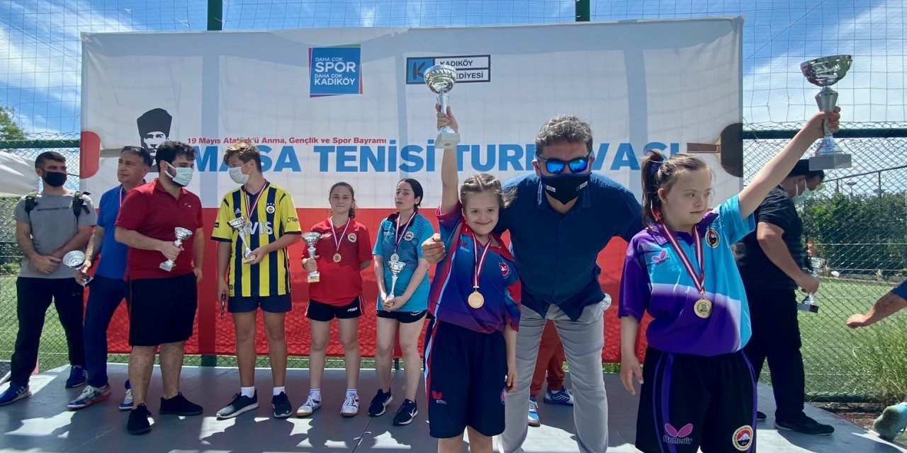 KADIKÖY’DE 19 MAYIS KUTLAMALARINA MASA TENİSİ TURNUVASI RENK KATTI