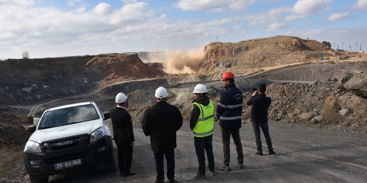 TEKİRDAĞ'DAKİ HACIKÖY TAŞ OCAĞINDA İLK KEZ PATLATMALI ÜRETİM YAPILDI