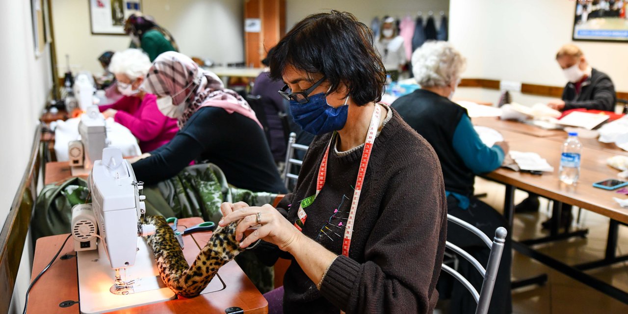 TEPEBAŞI'NDA KADINLAR MEFRUŞAT KURSUNDA BULUŞUYOR