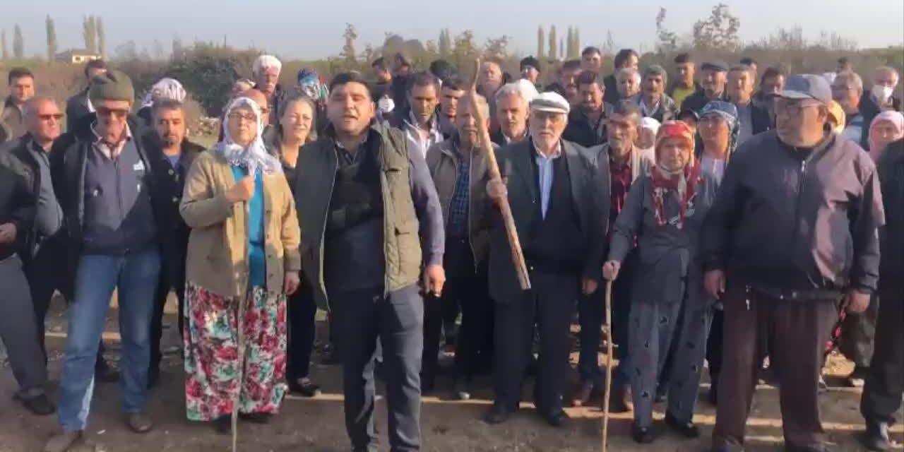 MANİSA KÖYLÜSÜ, BÜYÜKŞEHİRİN MERAYA YAPACAĞI KATI ATIK TESİSİNE KARŞI: "SİZE ÇOK GÜVENDİK, OY VERDİK. BU KÖYLÜ NE YAPTI SİZE?"