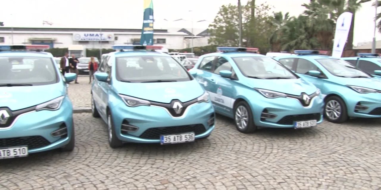 İZMİR'DE ÇEVRE DOSTU ELEKTRİKLİ ARAÇLAR HİZMETE GİRİYOR