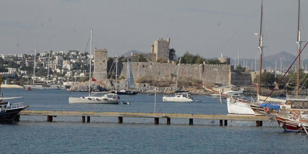 BODRUM’DA GÜNEŞİ GÖREN SAHİLE KOŞTU