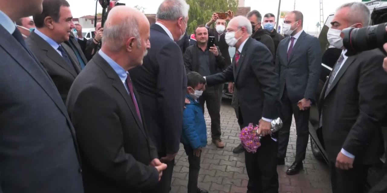 YERKÖYLÜ ÇİFTÇİ DERDİNİ KILIÇDAROĞLU'NA ANLATTI: "DİLENCİDEN DE KÖTÜ OLDUK"