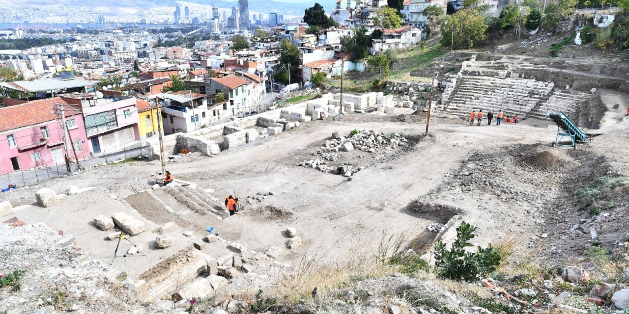 SMYRNA ANTİK TİYATROSU KULİSİNDE İLK ANTİK TUVALET BULUNDU