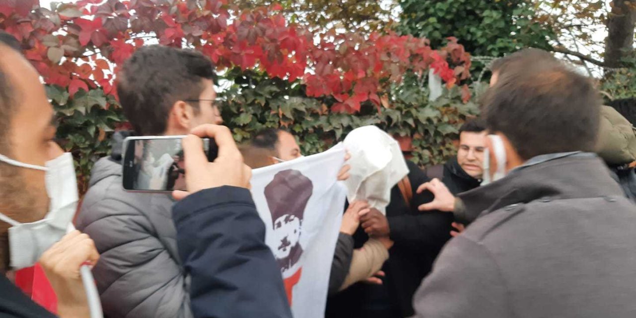 İSTANBUL VALİLİĞİ: “BAŞINA ÇUVAL GEÇİRİLEN KİŞİ SİVİL PERSONEL, OLAYLA İLGİLİ 17 KİŞİ GÖZALTINA ALINDI”
