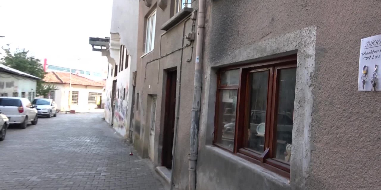 EMEKLİ ÖĞRETMEN BULDUĞU ANAHTARLARI 'KAYBEDEN ALSIN' DEYİP EVİNİN DIŞINA ASTI