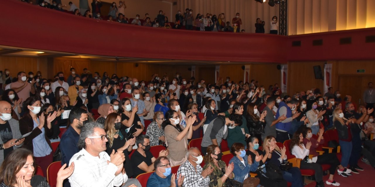 TARSUS ŞEHİR TİYATROSU ÇEHOV VODVİL OYUNU'NU ADANA FESTİVALİ'NDE OYNADI