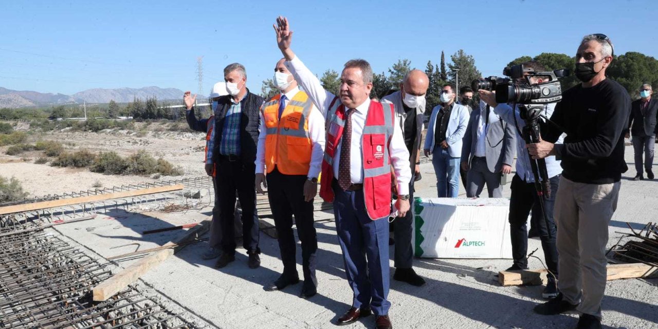ANTALYA BÜYÜKŞEHİR BELEDİYE BAŞKANI BÖCEK, KARAMAN KÖPRÜSÜ İNŞAATINI İNCELEDİ