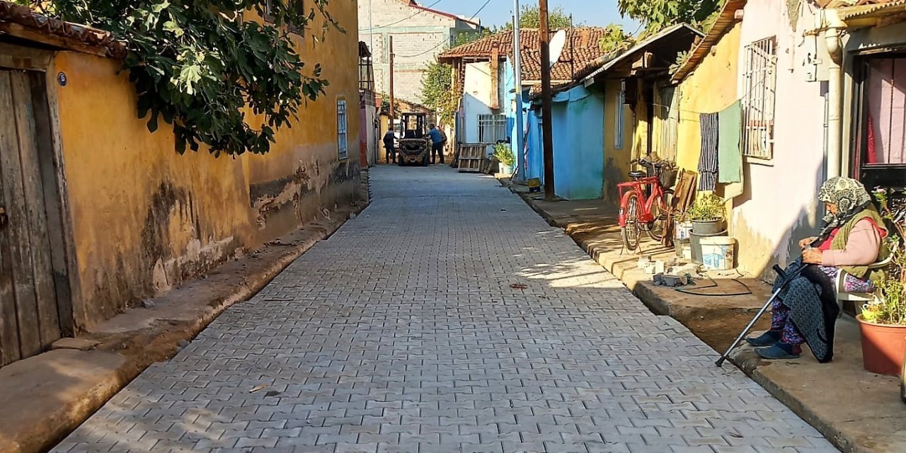 ÖDEMİŞ'TE KİLİT PARKE TAŞ KAPLAMA ÇALIŞMASI 510 BİN METREKAREYİ AŞTI