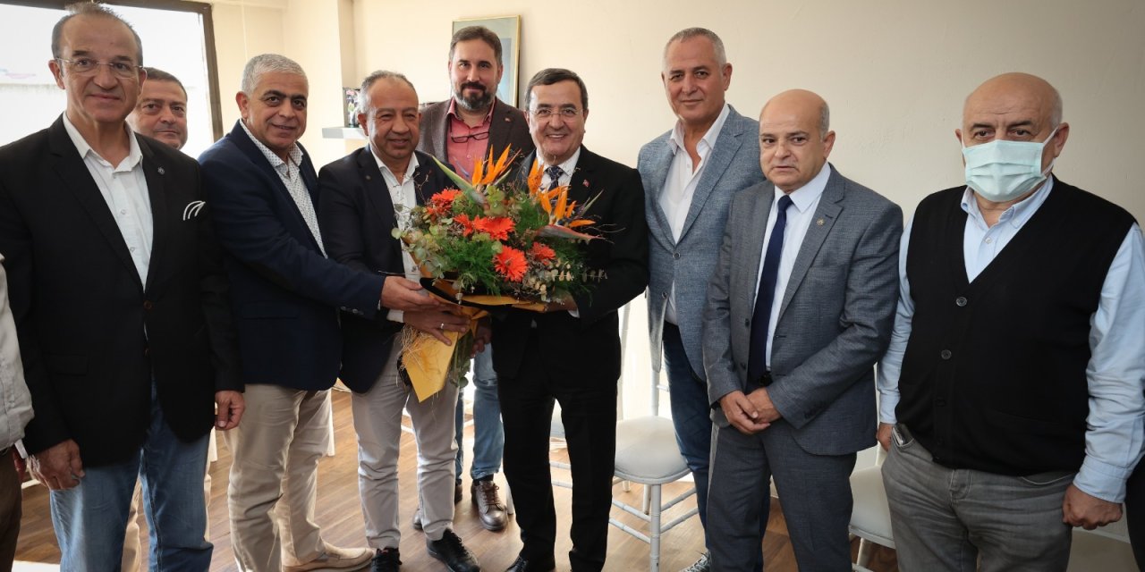 BAŞKAN BATUR GIDA ÇARŞISI ESNAFINI DİNLEDİ: “ÇÖZÜM İÇİN BURADAYIZ”