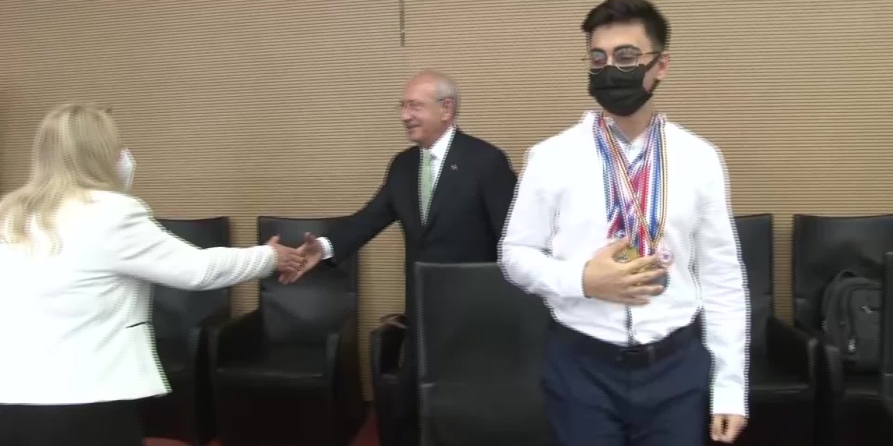 BUCA BELEDİYESİ KIZILÇULLU BİLİM VE SANAT MERKEZİ ÖĞRENCİLERİ, KILIÇDAROĞLU’NU ZİYARET ETTİ