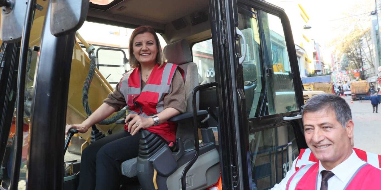 FETHİYE CADDESİ’NDE İLK KAZMAYI 20 YIL SONRA İZMİT BELEDİYE BAŞKANI HÜRRİYET VURDU