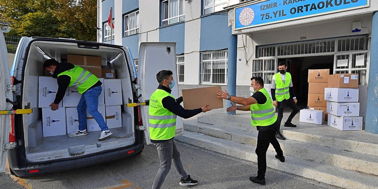 İZMİR BÜYÜKŞEHİR'DEN ÖĞRENCİLERE 20 BİN MONT VE BOT