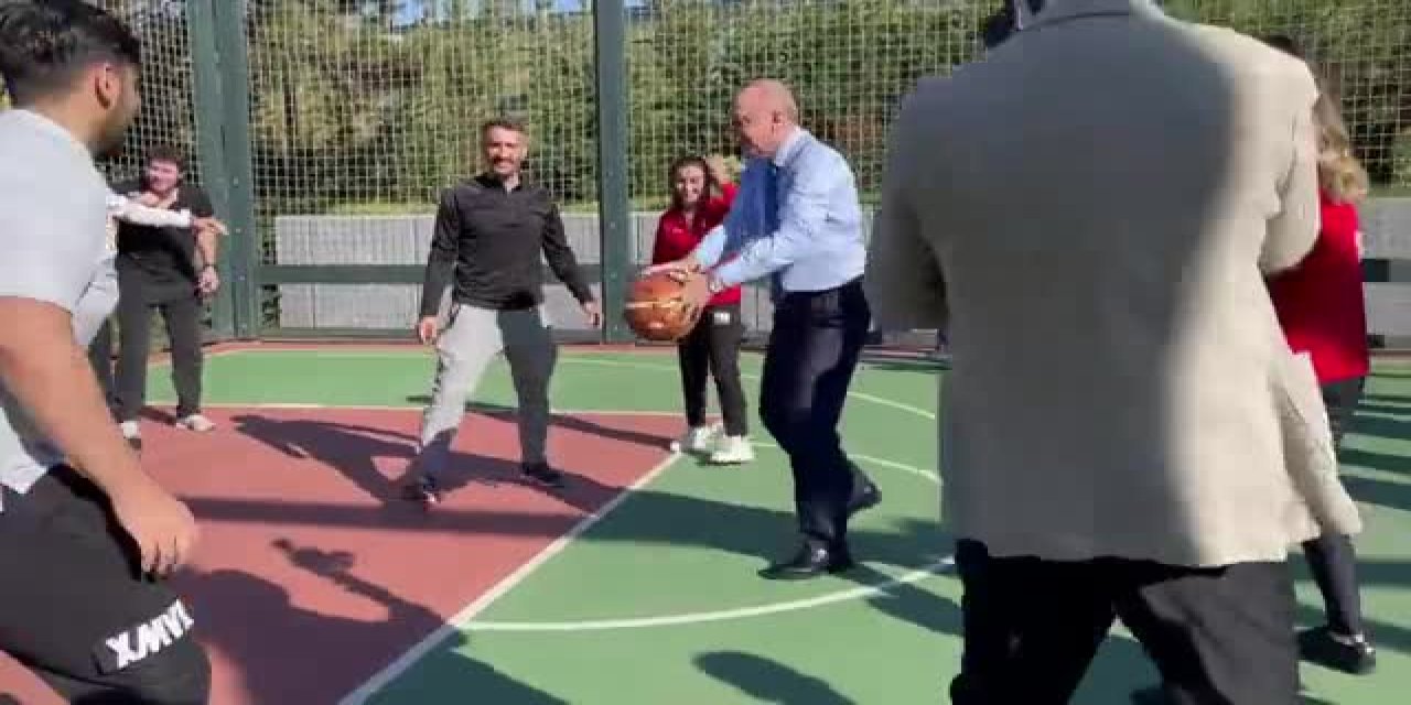 CUMHURBAŞKANI ERDOĞAN GENÇLERLE BASKETBOL OYNADI