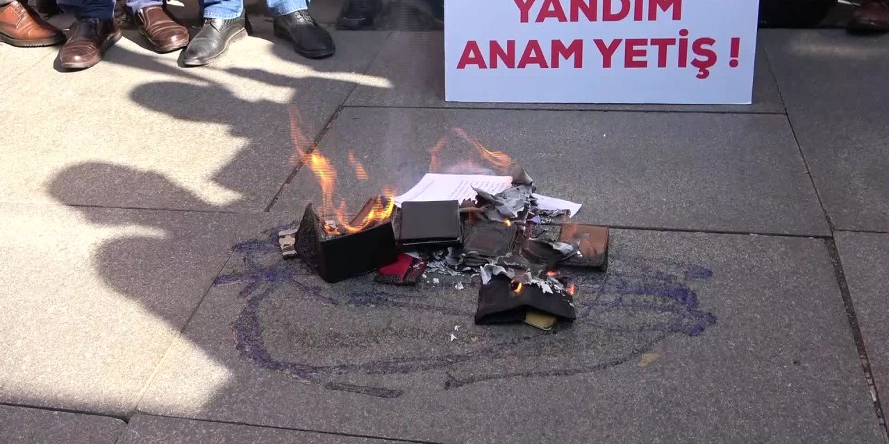 BÜRO-İŞ, MECLİS'TE GÖRÜŞÜLEN BÜTÇEYİ BOŞ CÜZDAN YAKARAK PROTESTO ETTİ