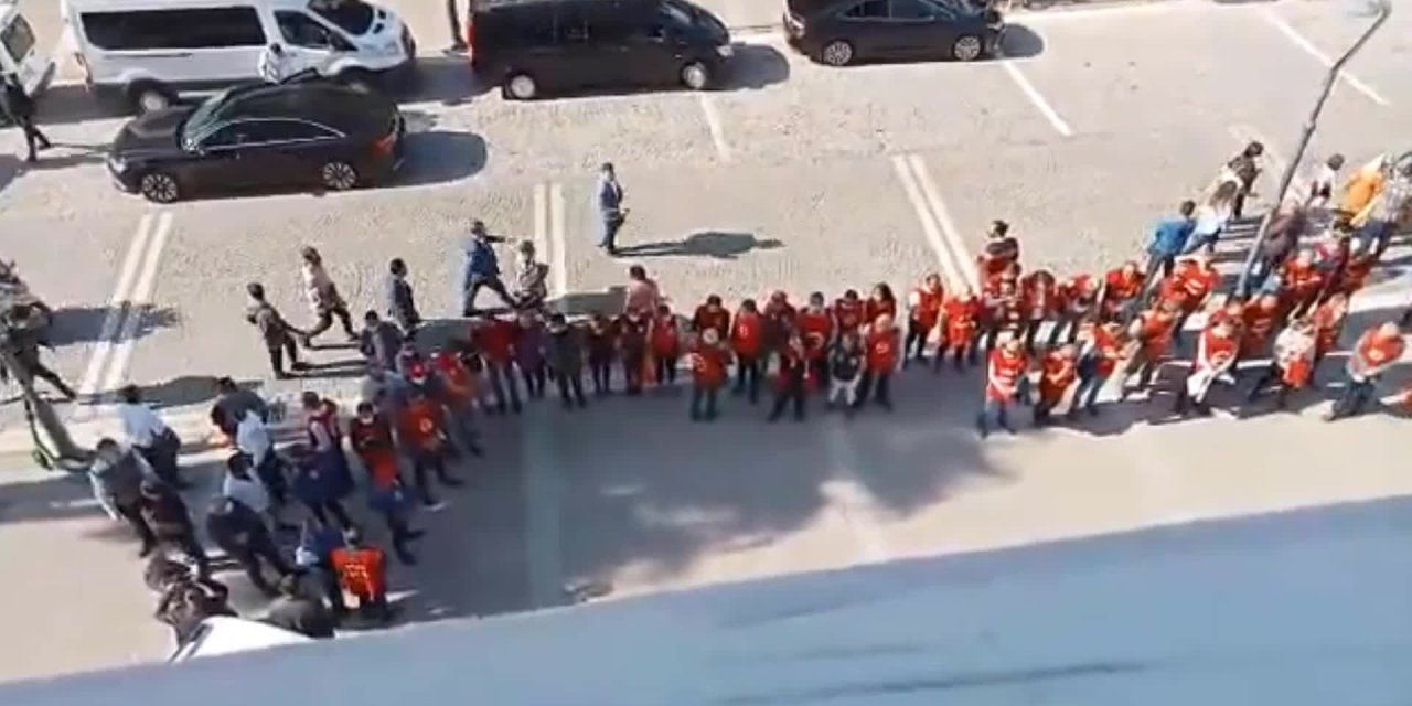 BAKAN SOYLU'YA İZMİR'DE SIRTI DÖNÜK PROTESTO