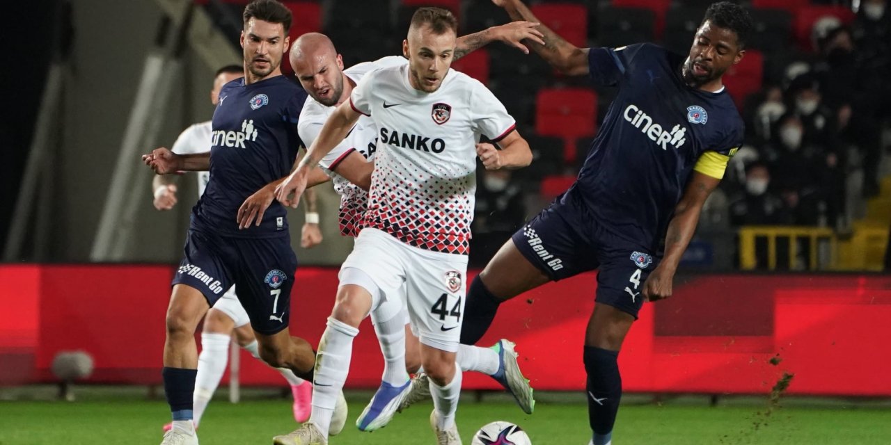 DOKUZ DAKİKA UZATTIĞI MAÇI 4. DAKİKASINDA BİTİREN HAKEM, FUTBOLCULARI SOYUNMA ODASINDAN ÇAĞIRDI