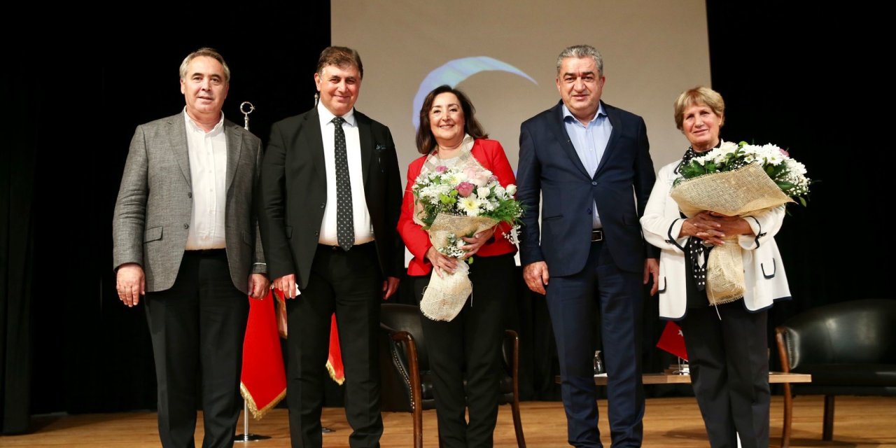 KARŞIYAKA’DA "CUMHURİYET, KADIN, EDEBİYAT" KONUŞULDU
