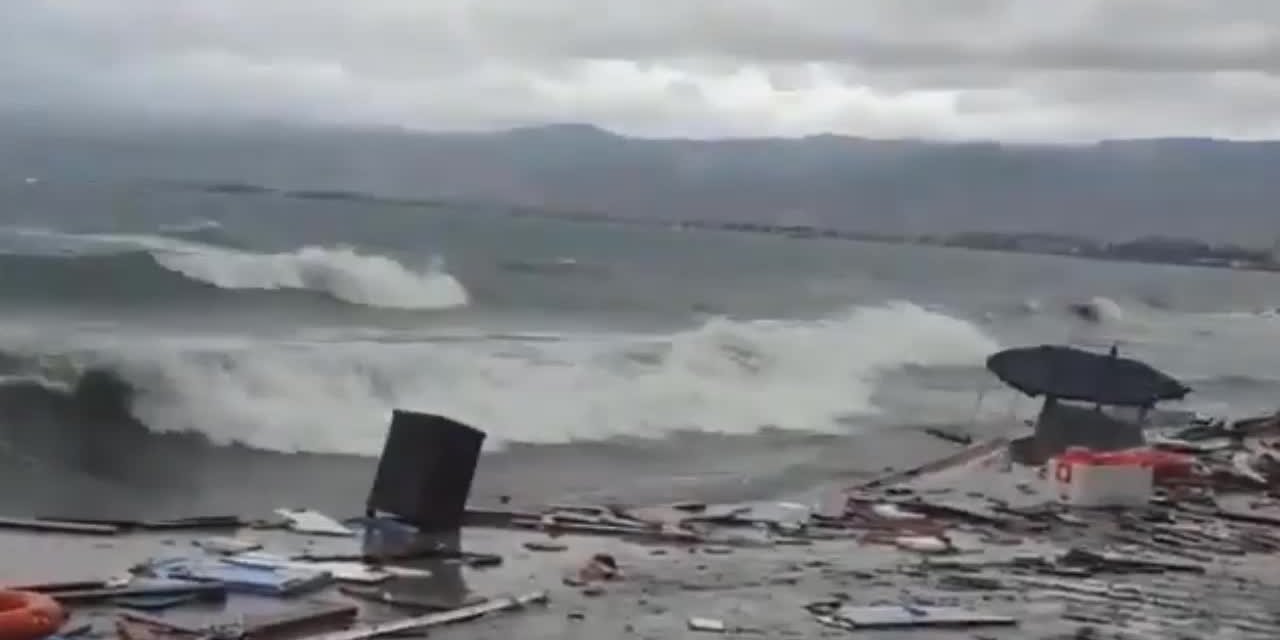 İZMİR'İN KUZEYİNİ FIRTINA VURDU; 40'IN ÜZERİNDE TEKNE BATTI