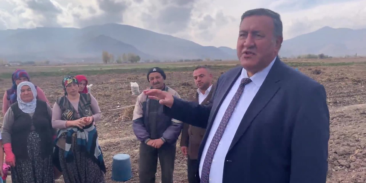 KÖMÜR FİYATLARINDAN DERT YANAN TARIM İŞÇİLERİ KIŞI TEZEK YAKARAK GEÇİRECEKLERİNİ SÖYLEDİ