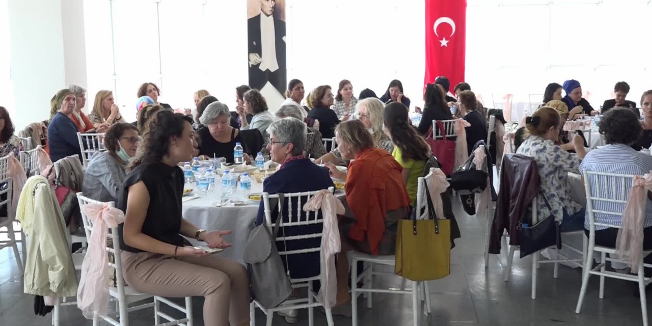 BAŞKAN İDUĞ BORNOVA'NIN ÜRETEN KADINLARIYLA BULUŞTU