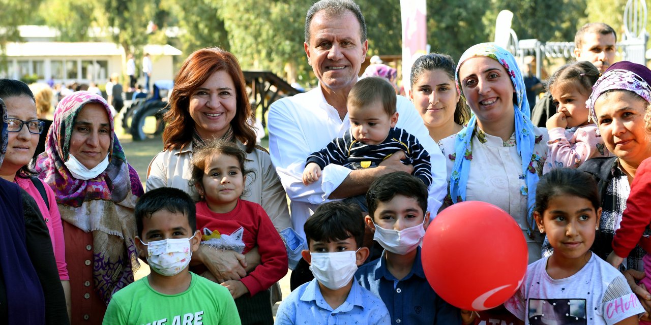 MERSİN BÜYÜKŞEHİR BELEDİYE BAŞKANI SEÇER, TARSUS GENÇLİK KAMPI’NDA HALK GÜNÜ ETKİNLİĞİ’NE KATILDI
