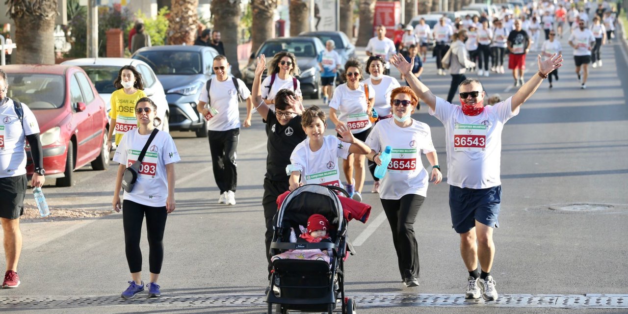 KARŞIYAKA'DA "ATA'DAN ANA'YA SAYGI KOŞUSU" YAPILDI