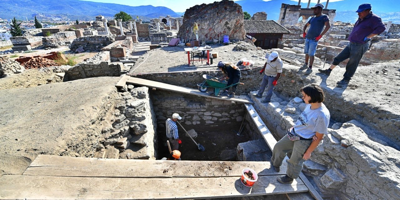 İZMİR’DEKİ ARKEOLOJİK KAZIDA DNA LABORATUVARI KURULDU