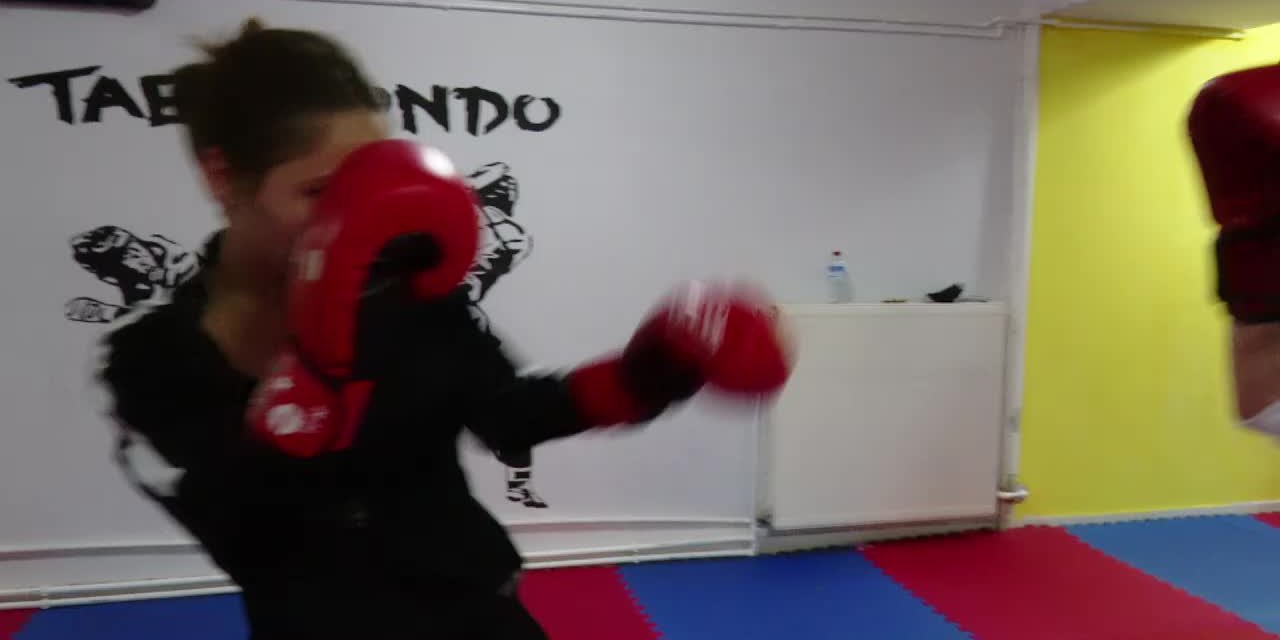 GIDA ENFLASYONU GÜÇ GEREKTİREN SPORLARI VURDU. ET YEMESİ GEREKEN ÇOCUK: "HOCAM EKMEĞİN İÇİNE DOMATES, BİBER, PEYNİR KOYUYORUM"