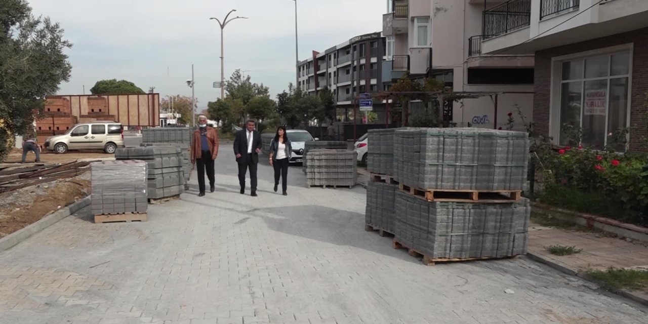 KUŞADASI DAVUTLAR’DA YOL YAPIM ÇALIŞMASI SÜRÜYOR