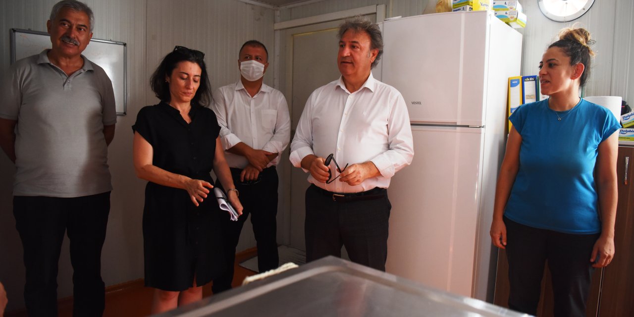 BORNOVA'DA BARINAK HAYVANLARI İÇİN KIŞ HAZIRLIĞI