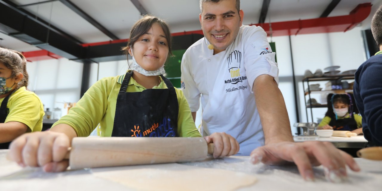 MEZİTLİ BELEDİYESİ TİRAT MUTFAK ATÖLYESİNDE ÖĞRENCİLERE YÖRESEL YEMEKLER ANLATILDI