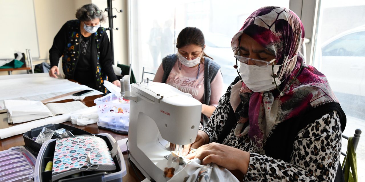 TEPEBAŞI'NDA KADINLAR GİYSİLERİNİ KENDİLERİ ÜRETİYOR