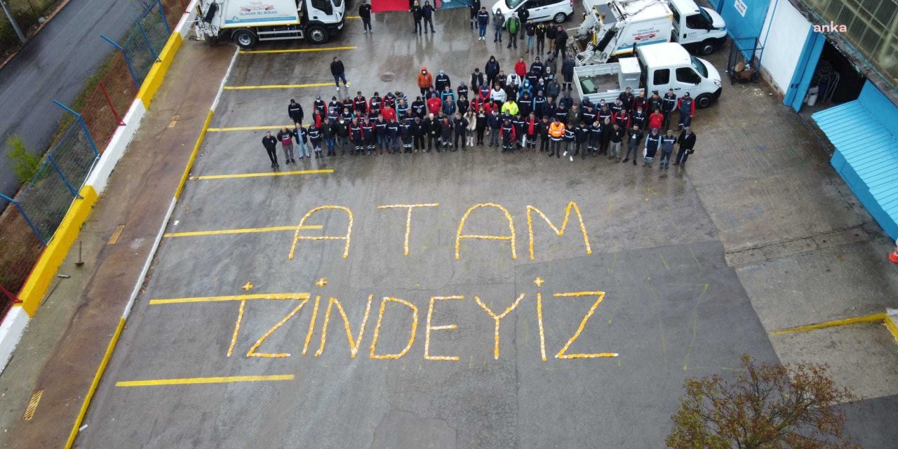 İZMİT BELEDİYESİ'NİN TEMİZLİK İŞÇİLERİ ELDİVENLERİYLE YAZDI: "ATAM İZİNDEYİZ"