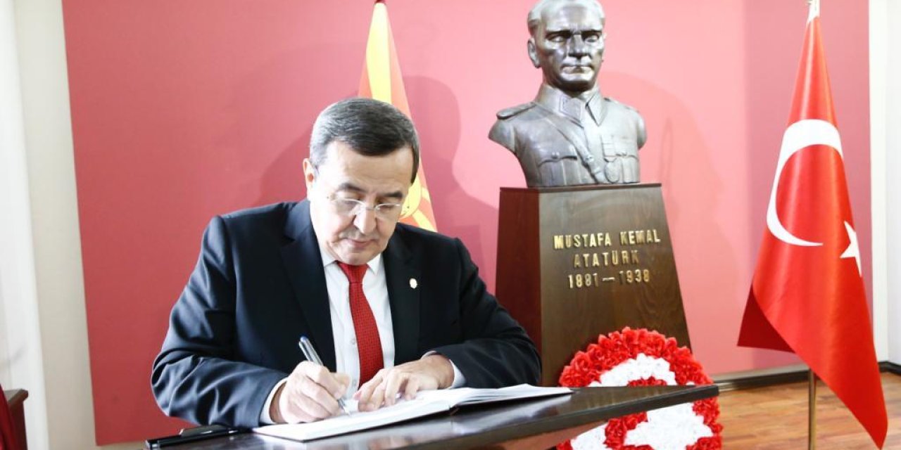 BAŞKAN BATUR, 10 KASIM MESAJINI ATA’NIN OKULUNDAN VERDİ: “ATATÜRK’ÜN YOLUNDAN ASLA SAPMAYIZ.”