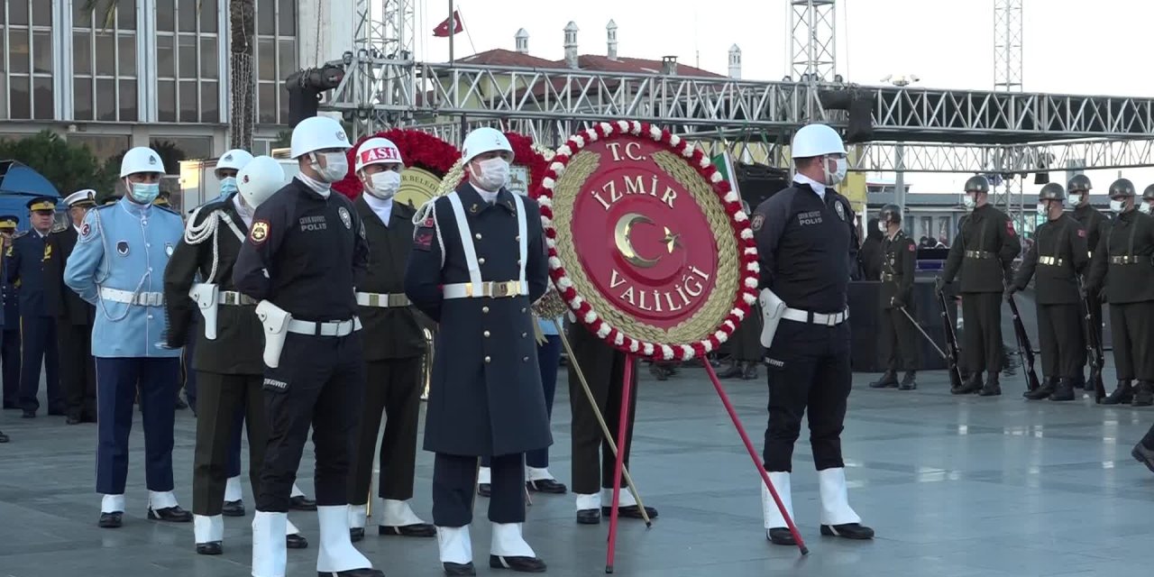 İZMİR’DE ATA’YA SAYGI İÇİN HAYAT DURDU