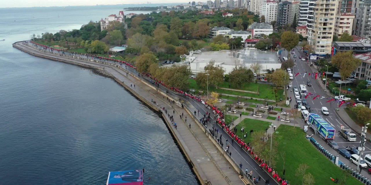 KADIKÖY'DE ATA'YA SAYGI ZİNCİRİ