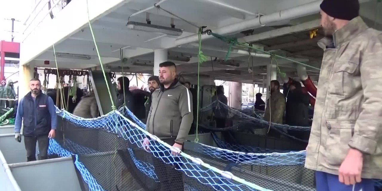 SİNOP’TA BALIKÇILARDAN ATA’YA SAYGI