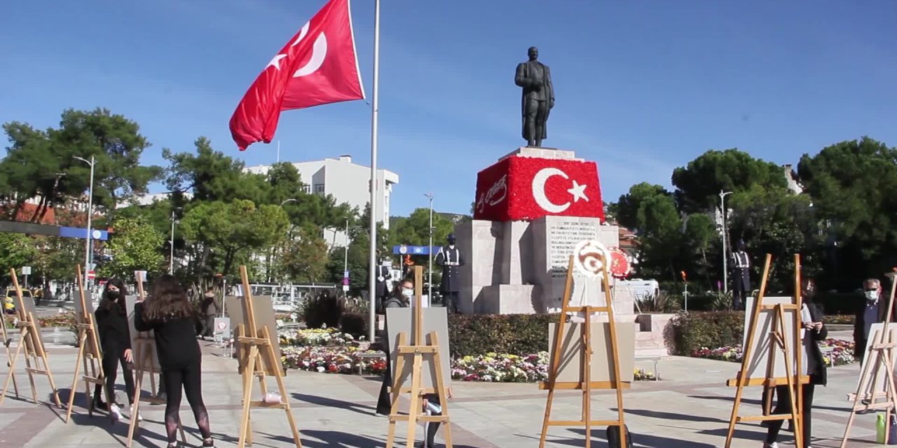 MUĞLALI ÖĞRENCİLER MEYDANDA ATATÜRK RESİMLERİ ÇİZDİ